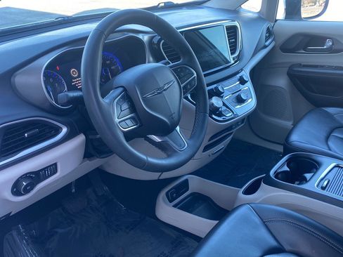 Used 2023 Chrysler Pacifica Touring-L image 7