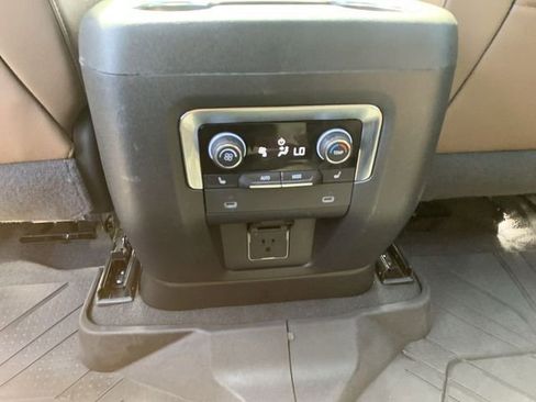 Used 2024 Chevrolet Suburban High Country image 33
