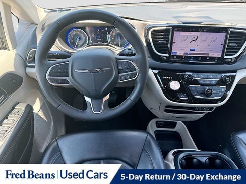 Used 2023 Chrysler Pacifica Touring-L FWD image 27
