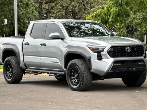 Used 2024 Toyota Tacoma TRD Off-Road w/ TRD Off Road Upgrade Package AWD/4WD image 9