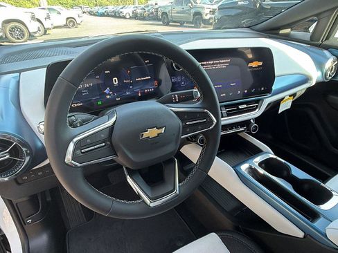 New 2026 Chevrolet Equinox EV LT FWD image 18