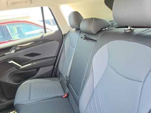 Used 2025 Volkswagen Tiguan SE FWD image 13