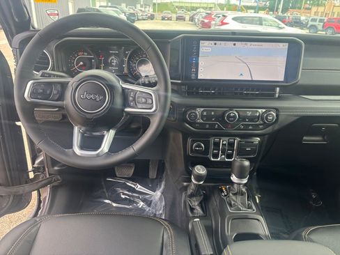 Used 2024 RAM 1500 Big Horn AWD/4WD image 29