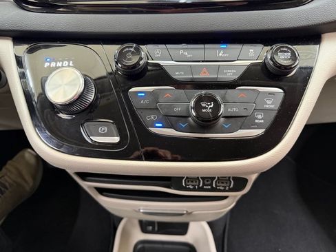 Used 2024 Chrysler Pacifica Touring-L FWD image 29