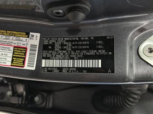 Used 2021 Toyota Highlander XLE AWD/4WD image 38