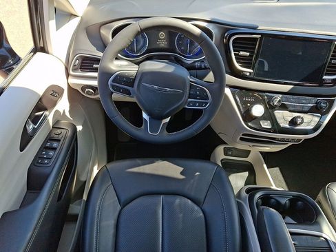 Used 2024 Chrysler Pacifica Touring-L FWD image 11