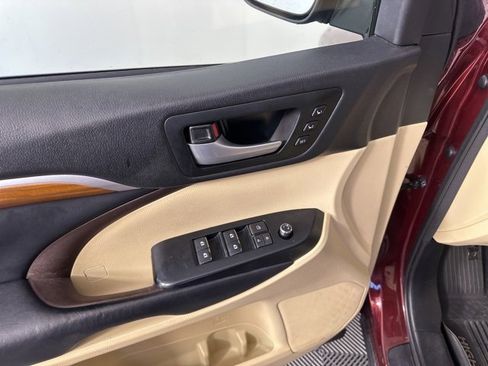 Used 2017 Toyota Highlander Limited image 11