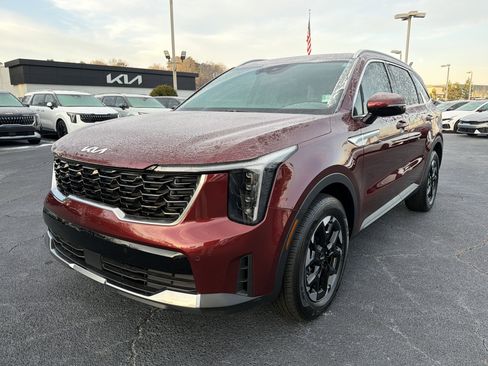 Used 2024 Kia Sorento S image 3
