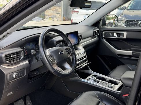 Used 2021 Ford Explorer XLT w/ Equipment Group 202A AWD/4WD image 15