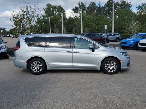 Used 2023 Chrysler Pacifica Touring-L image 3