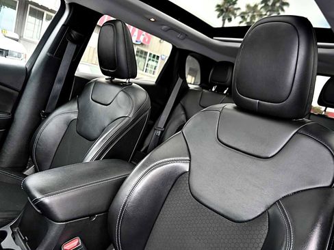 Used 2020 Jeep Cherokee Latitude Plus FWD image 20
