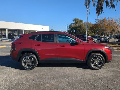 Used 2025 Chevrolet Trax LT w/ LT Convenience Package image 3