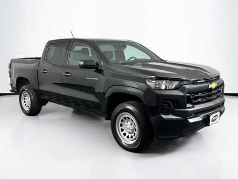 Used 2023 Chevrolet Colorado W/T RWD image 2