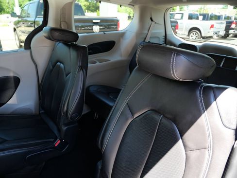 Used 2022 Chrysler Pacifica Touring-L w/ Uconnect Theater Family Group AWD/4WD image 19