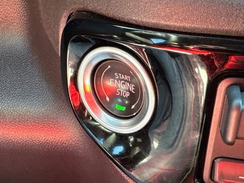 Certified 2025 GMC Sierra 1500 SLT image 31