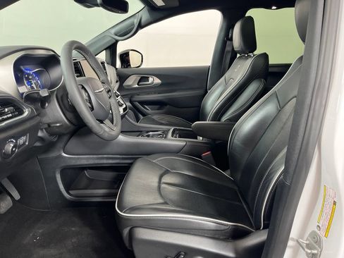 Used 2024 Chrysler Pacifica Limited w/ S Appearance Package FWD image 24