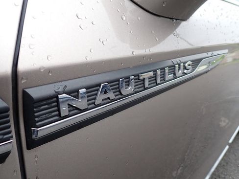 Used 2019 Lincoln Nautilus Premier AWD/4WD image 11