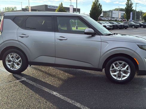Used 2023 Kia Soul LX w/ Option Group 015 FWD image 3