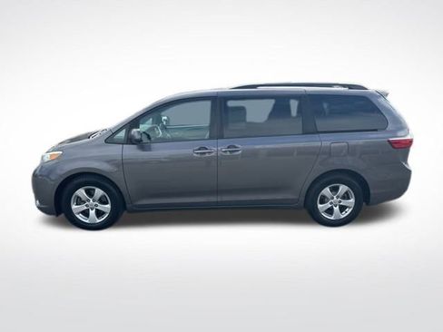 Used 2017 Toyota Sienna LE image 2
