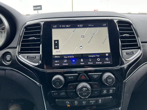 Used 2021 Jeep Grand Cherokee Limited image 23