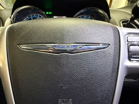 Used 2016 Chrysler Town & Country Touring-L image 38