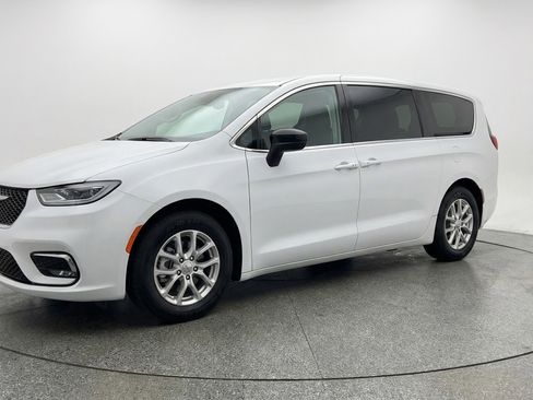 Used 2024 Chrysler Voyager LX image 3