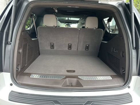 Used 2024 Chevrolet Suburban Z71 w/ Luxury Package AWD/4WD image 31