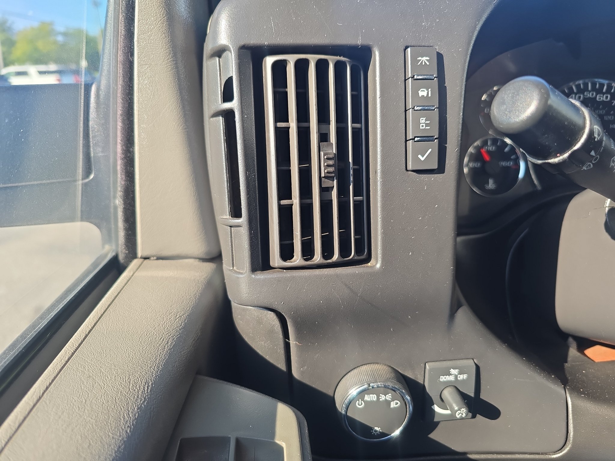 Used 2015 Chevrolet Express 2500 RWD image 23
