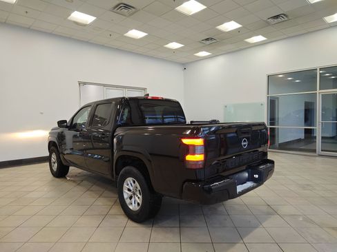 Used 2024 Nissan Frontier SV image 5