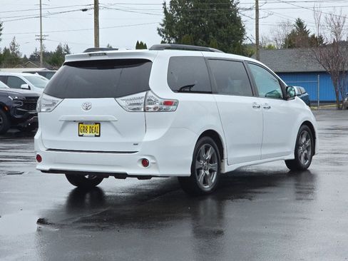 Used 2018 Toyota Sienna SE image 5