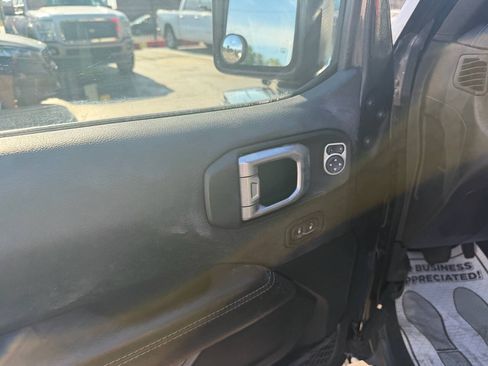 Used 2020 Jeep Wrangler Unlimited Sahara w/ Dual Top Group AWD/4WD image 11
