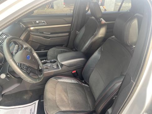Used 2018 Ford Explorer XLT w/ Equipment Group 202A AWD/4WD image 17