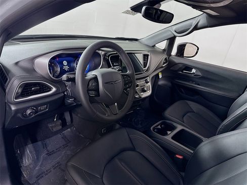 New 2026 Chrysler Pacifica Select image 4