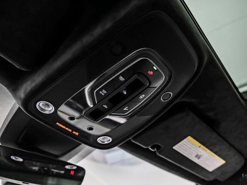 Used 2022 Lamborghini Urus AWD/4WD image 39
