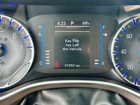 Used 2019 Chrysler Pacifica Touring Plus w/ Tire & Wheel Group FWD image 12