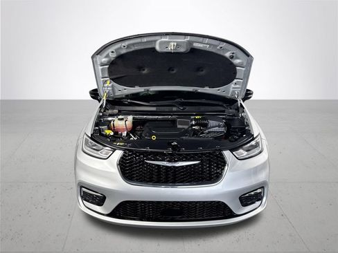 Used 2024 Chrysler Pacifica Touring-L FWD image 20