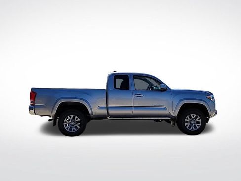 Used 2017 Toyota Tacoma SR5 AWD/4WD image 11