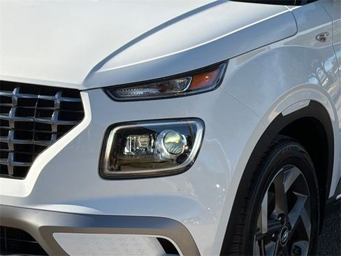 Used 2025 Hyundai Venue Limited image 4