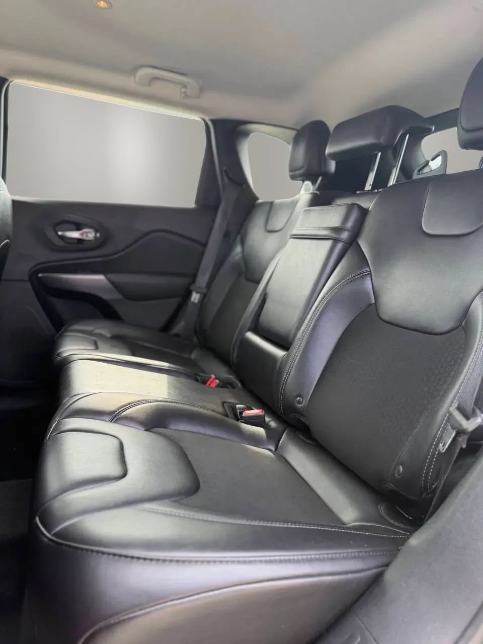 Used 2019 Jeep Cherokee Latitude Plus w/ Cold Weather Group AWD/4WD image 18