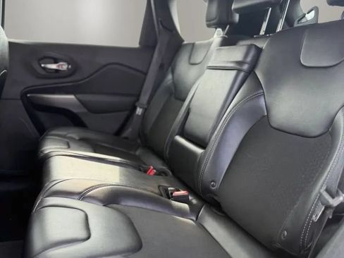 Used 2019 Jeep Cherokee Latitude Plus w/ Cold Weather Group AWD/4WD image 18
