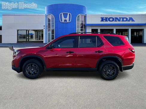 Used 2025 Honda Pilot TrailSport image 3