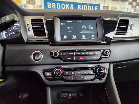 Used 2017 Kia Niro EX FWD image 8