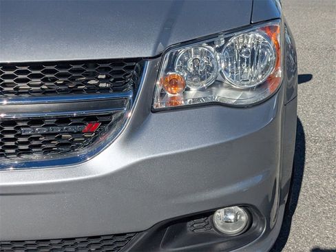 Used 2019 Dodge Grand Caravan SXT image 9