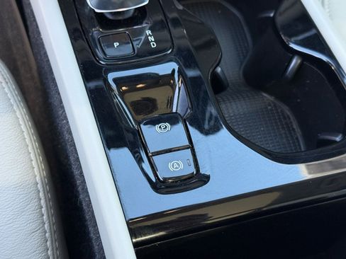 Used 2023 Volvo XC40 B4 Ultimate image 26