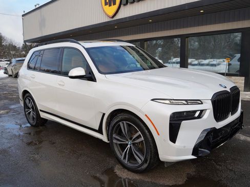 Used 2025 BMW X7 xDrive40i w/ M Sport Package image 2