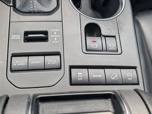 Used 2022 Toyota Highlander XLE image 25