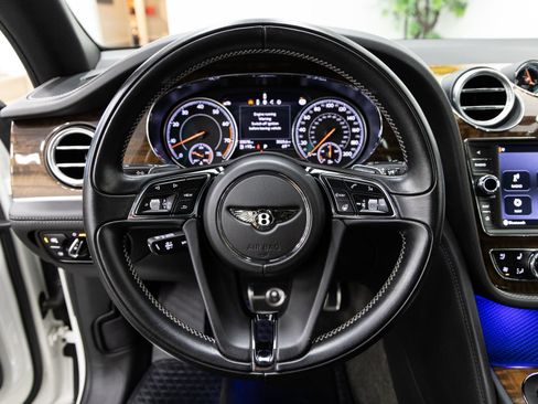 Used 2018 Bentley Bentayga AWD/4WD image 16