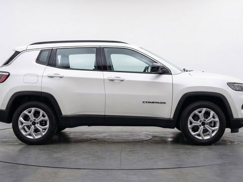 Used 2025 Jeep Compass Latitude AWD/4WD image 11
