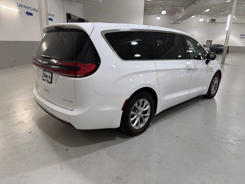 Used 2026 Chrysler Pacifica Limited FWD image 9