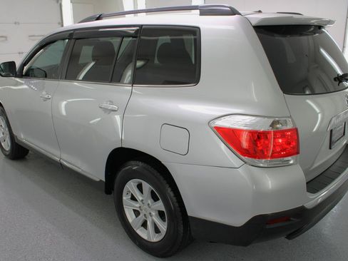 Used 2011 Toyota Highlander SE w/ Tow Pkg FWD image 6